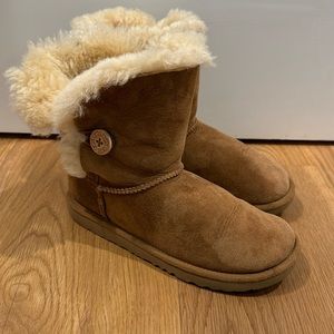 UGG chestnut Bailey button